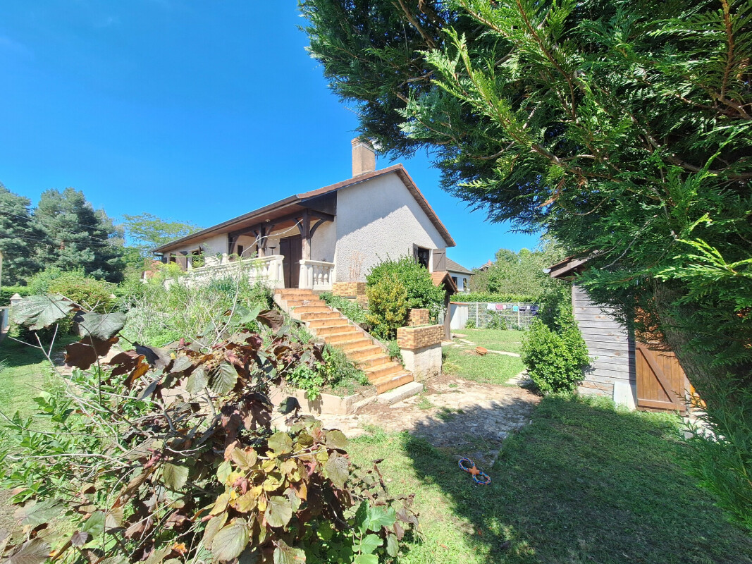 Maison individuelle à vendre à Collonges-et-Premières (21110)  Cette maison de 8 pièces, dont 5 chambres. Idéale pour les familles,