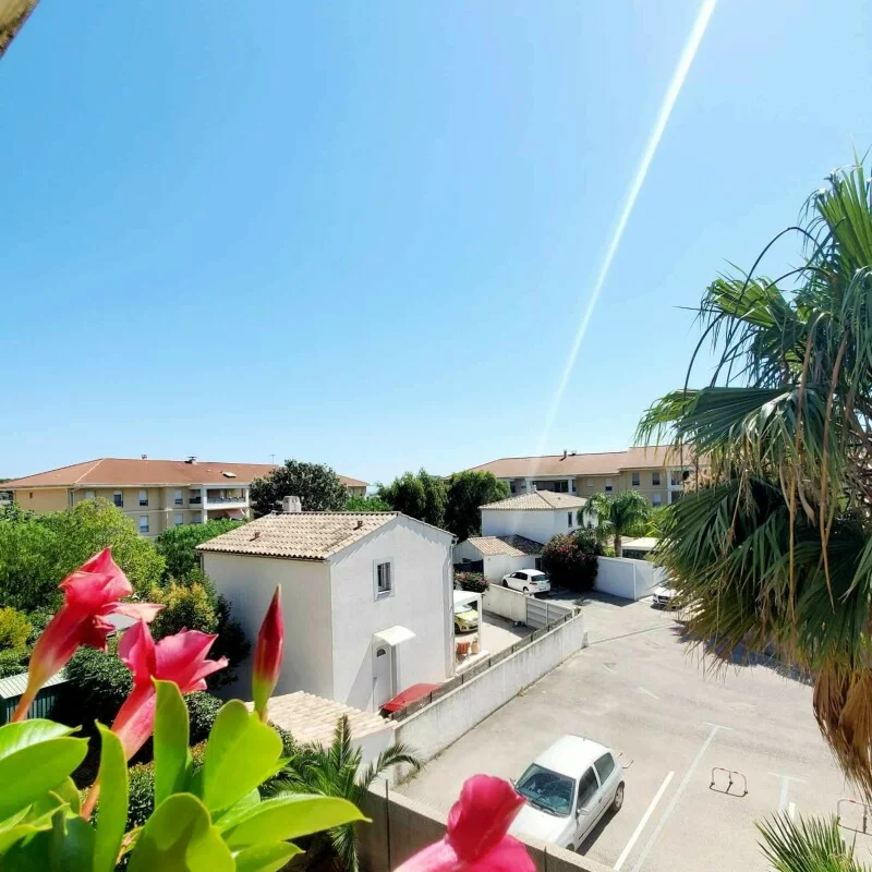 Lumineux T3/4 rénové + grande terrasse au calme + garage