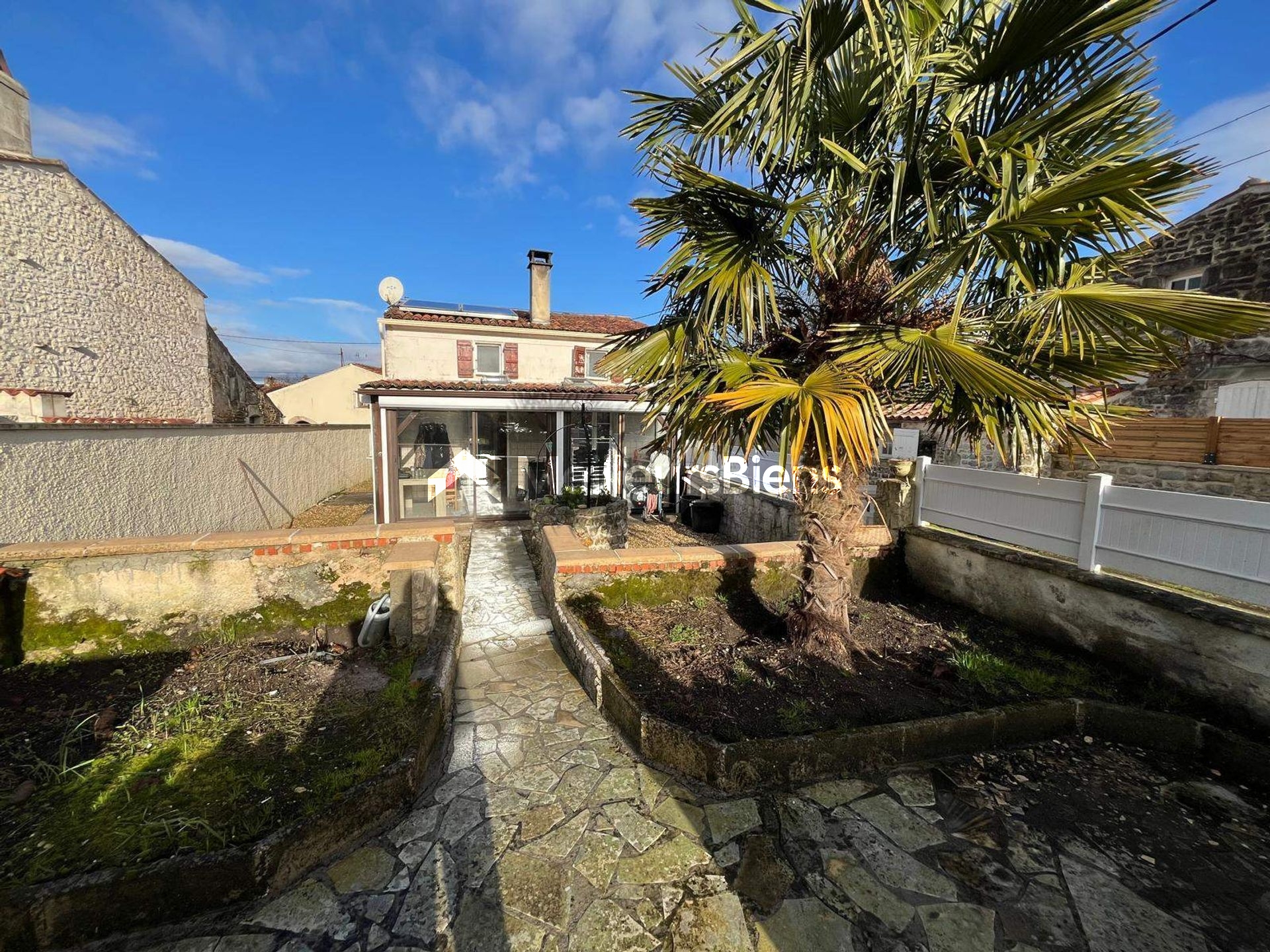 Maison 65 m² habitable + 100 m² env. de dépendances