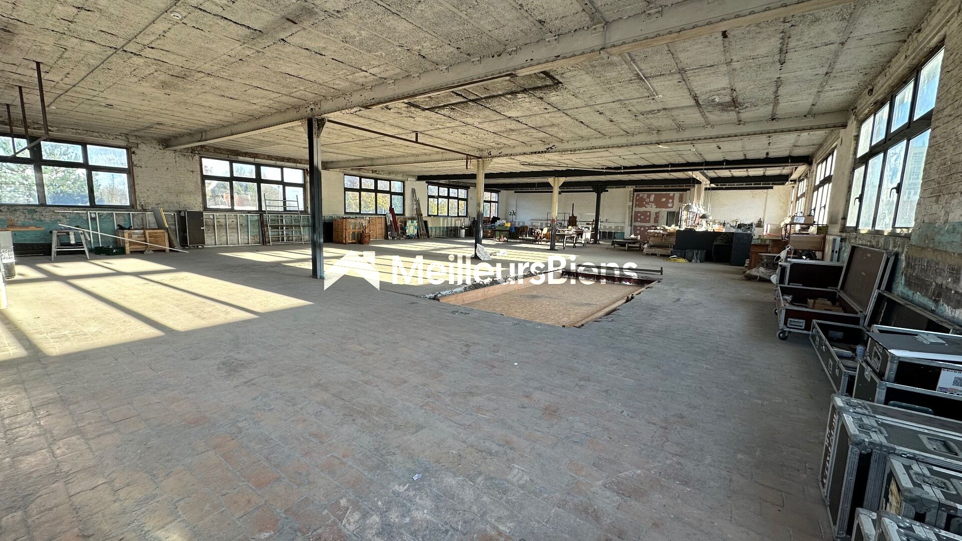 Entrepôt de 1000m2 sur 2 niveaux