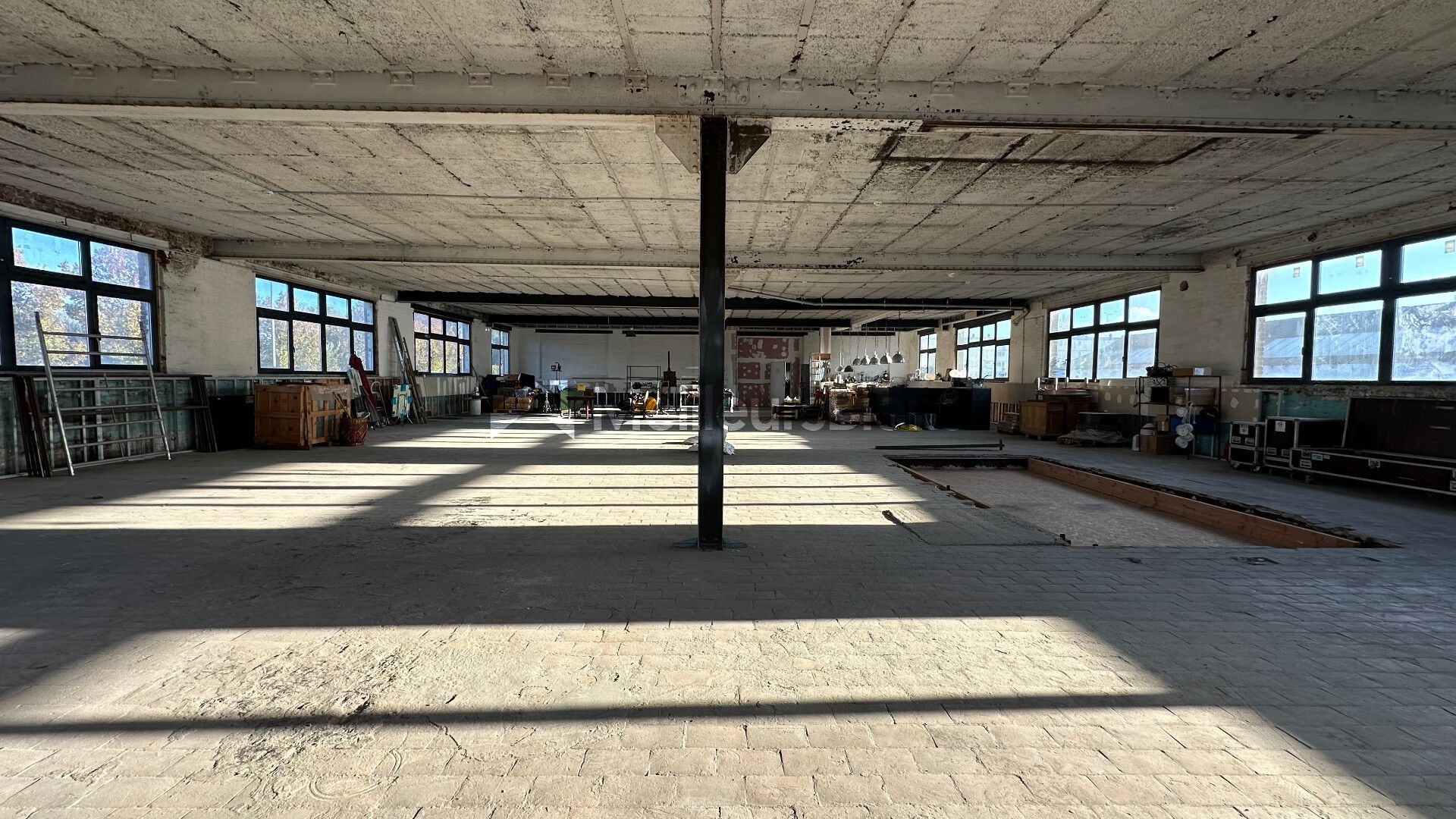 Entrepôt de 1000m2 sur 2 niveaux