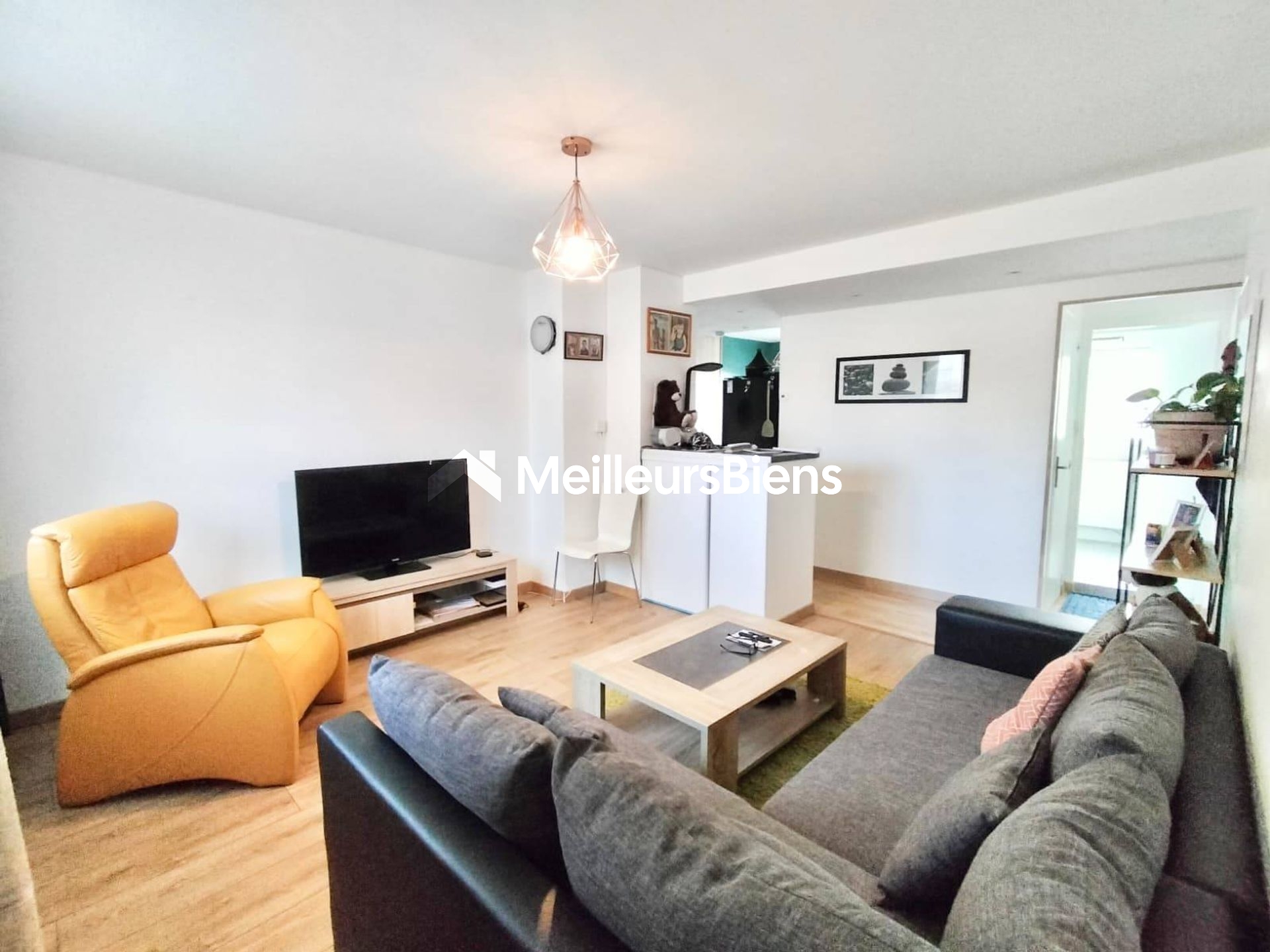 Appartement T4 Rénové 2024 – 3 Chambres – Parking Privé – Châteaudun