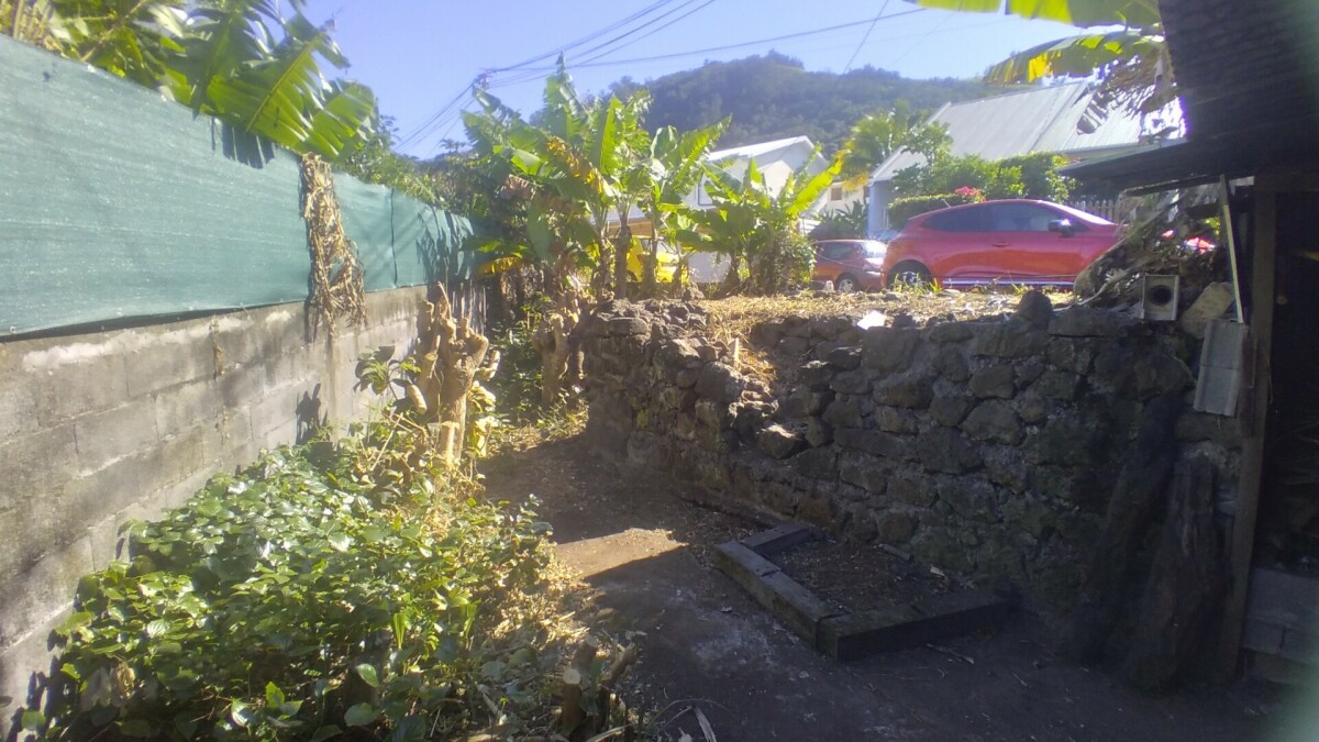 Manapany-Les-Bains. Terrain de 480 m² constructible R+1+C, avec tout à l'égout.