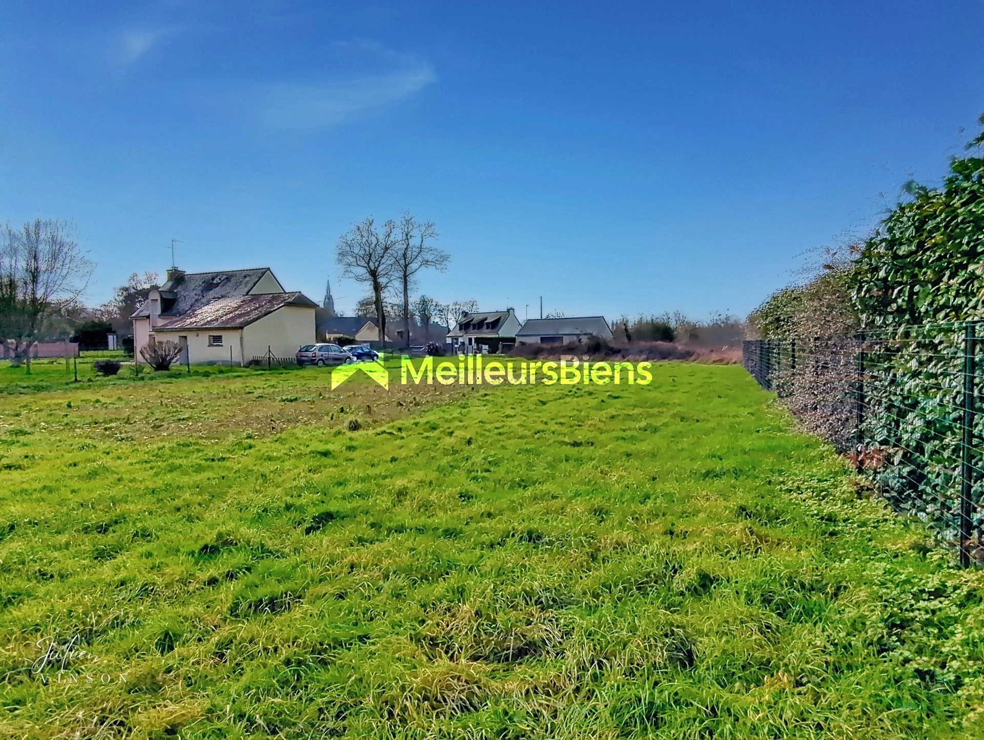 Terrain constructible viabilisé au bourg de Saint-Guyomard