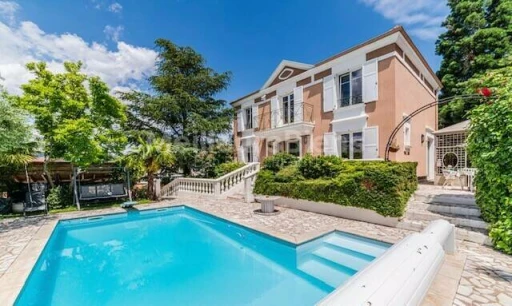 Baisse de prix à saisir : Magnifique villa 175m² habitables avec piscine sur 995m² de terrain secteur residentiel
