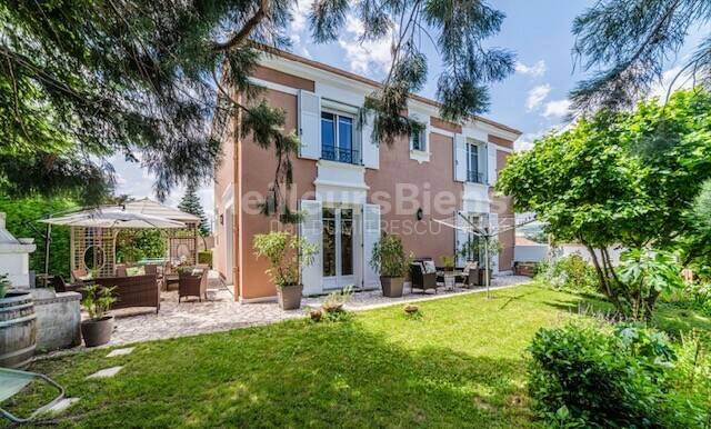 Baisse de prix à saisir : Magnifique villa 175m² habitables avec piscine sur 995m² de terrain secteur residentiel