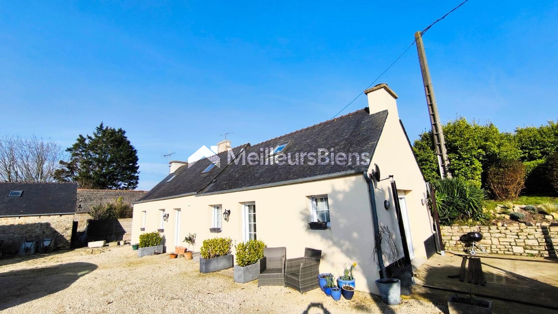 Magnifique longère de 5 pièces en pierre de 88m²,2 longères de 60m² chacune sur un terrain clos de 2770m².