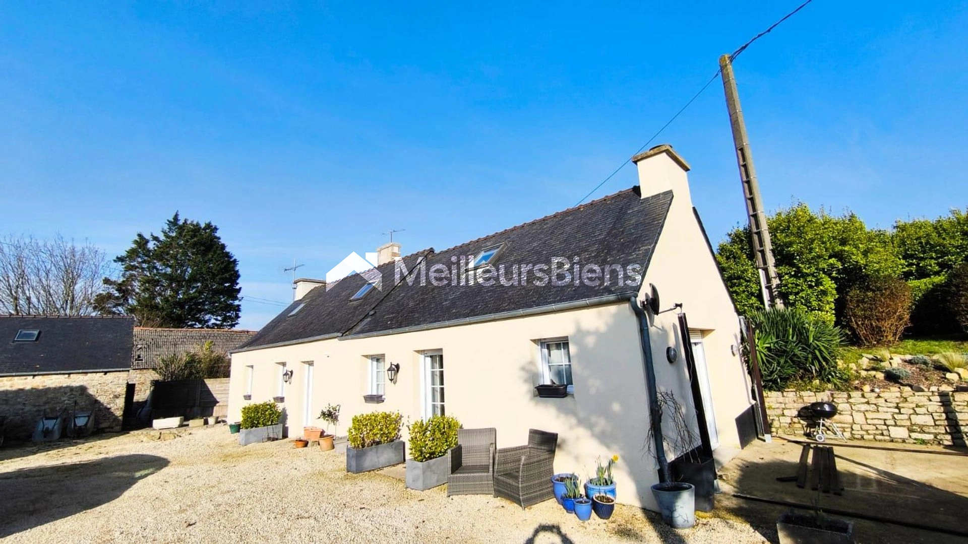 Magnifique longère de 5 pièces en pierre de 88m²,2 longères de 60m² chacune sur un terrain clos de 2770m².