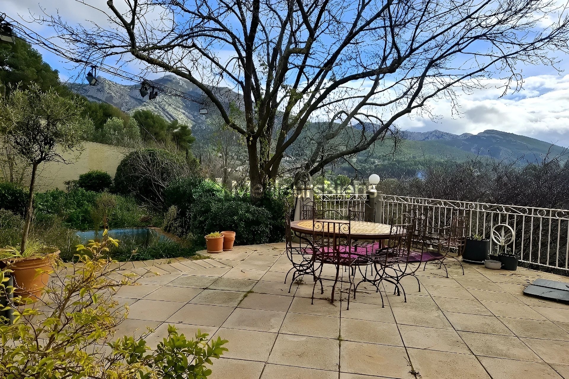 Grande maison au calme à 2 pas du village