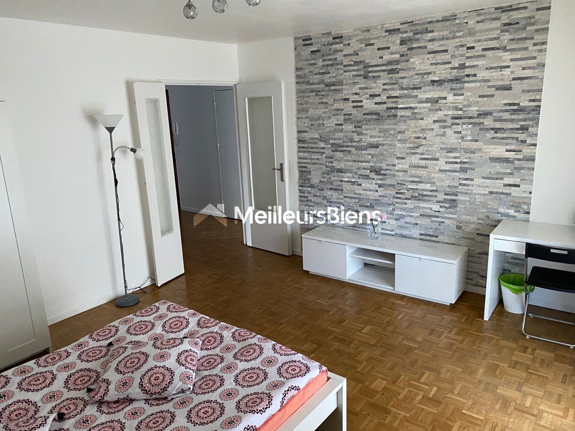 Baisse de prix  beau F3  avec balcon ,vendu meublé   + garage box fermé