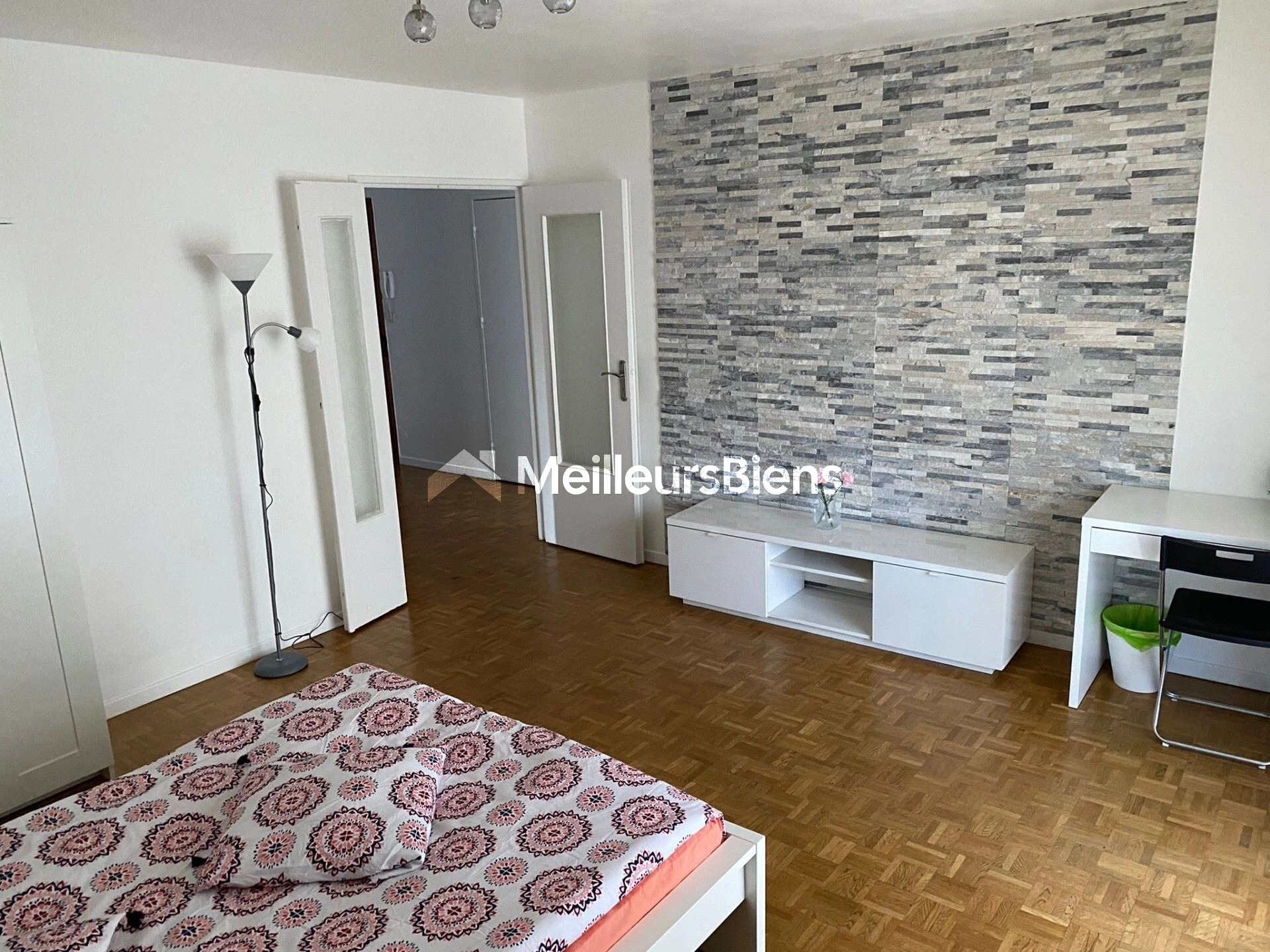 Baisse de prix  beau F3  avec balcon ,vendu meublé   + garage box fermé