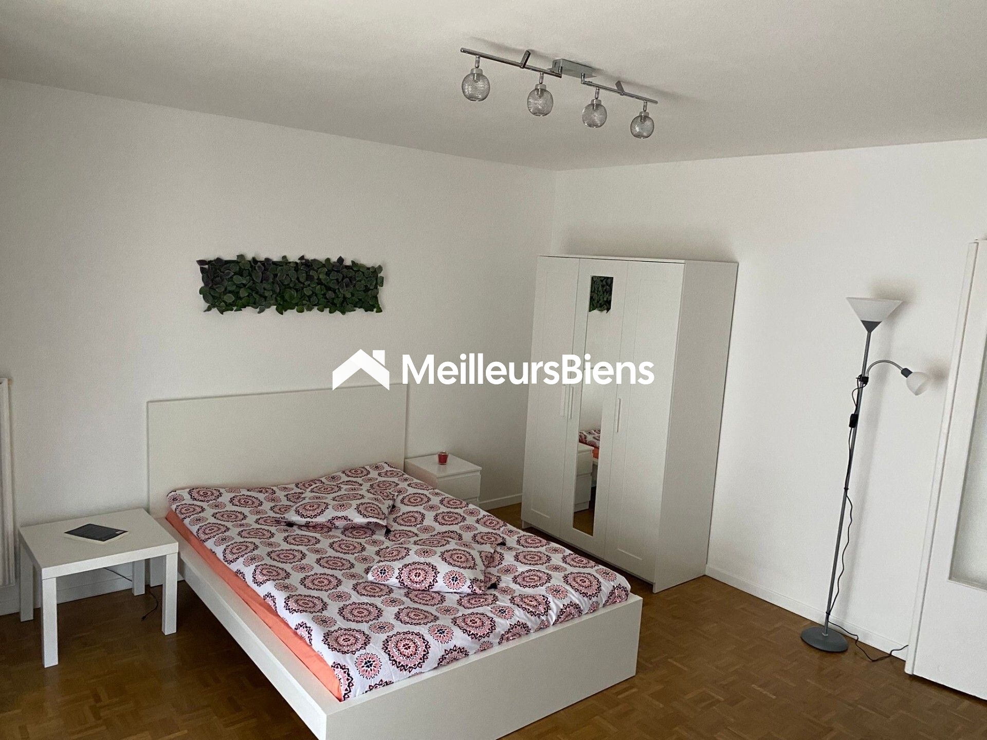 Baisse de prix  beau F3  avec balcon ,vendu meublé   + garage box fermé