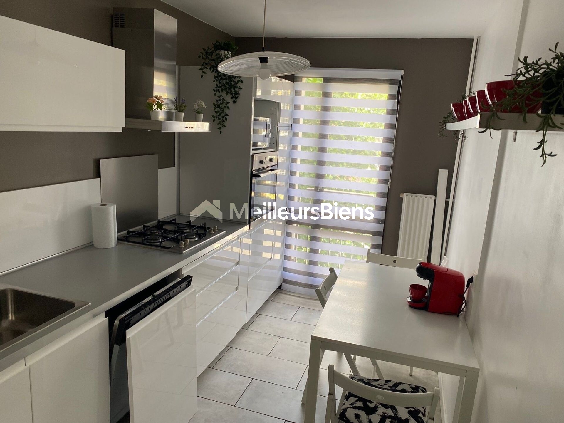 Baisse de prix  beau F3  avec balcon ,vendu meublé   + garage box fermé