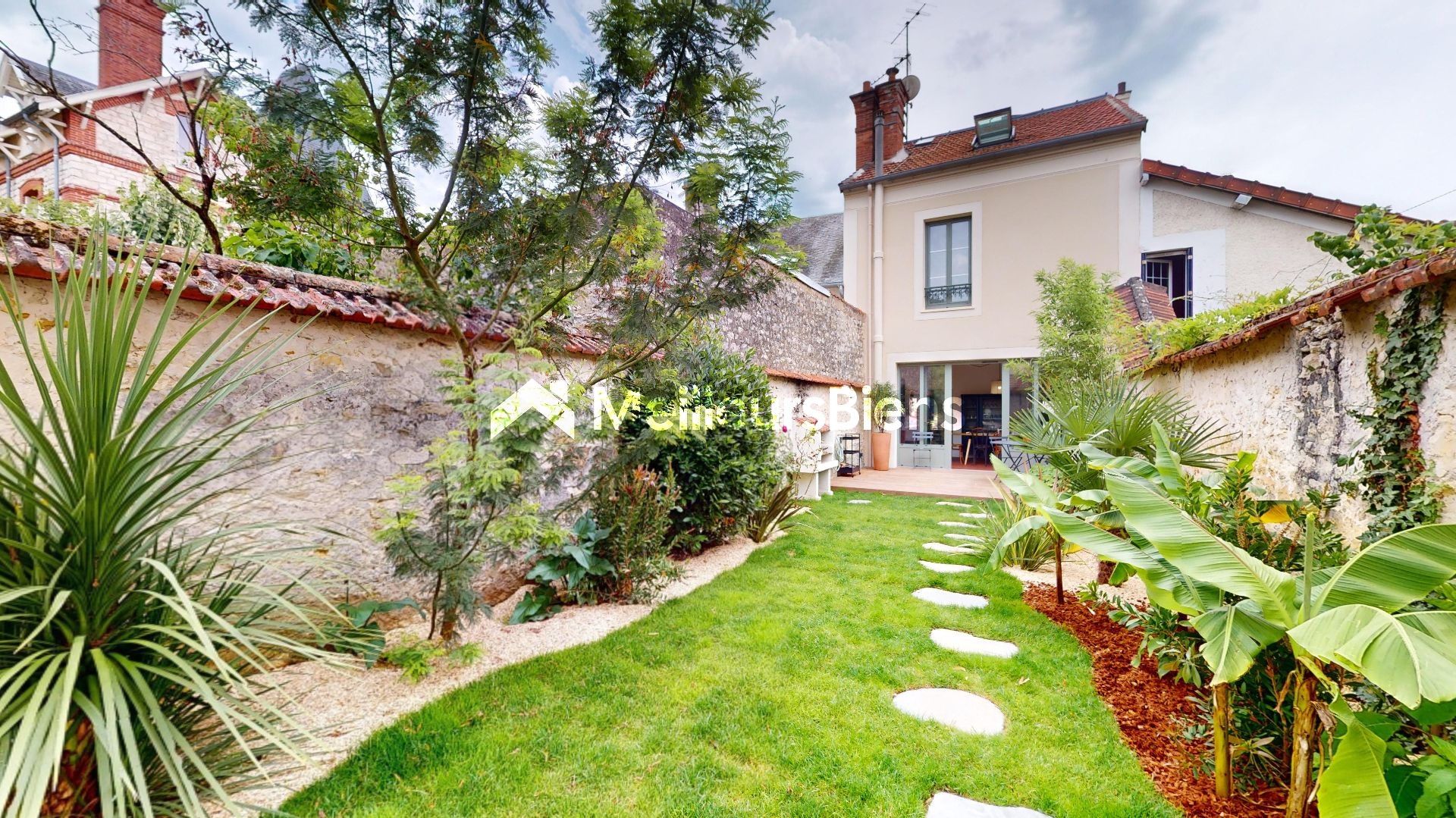 Maison superbement rénovée (280 000 € de travaux), avec jardin et piscine