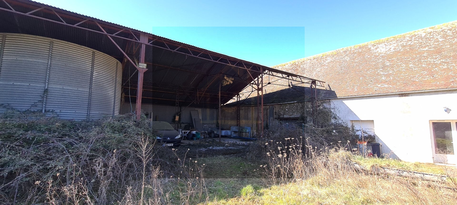 OUEST DE CHARTRES 12 Kms : Dans corps de ferme, grange à rénover (180 m2 potentiel habitable)