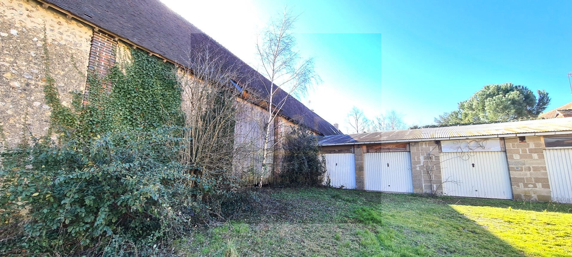 OUEST DE CHARTRES 12 Kms : Dans corps de ferme, grange à rénover (180 m2 potentiel habitable)
