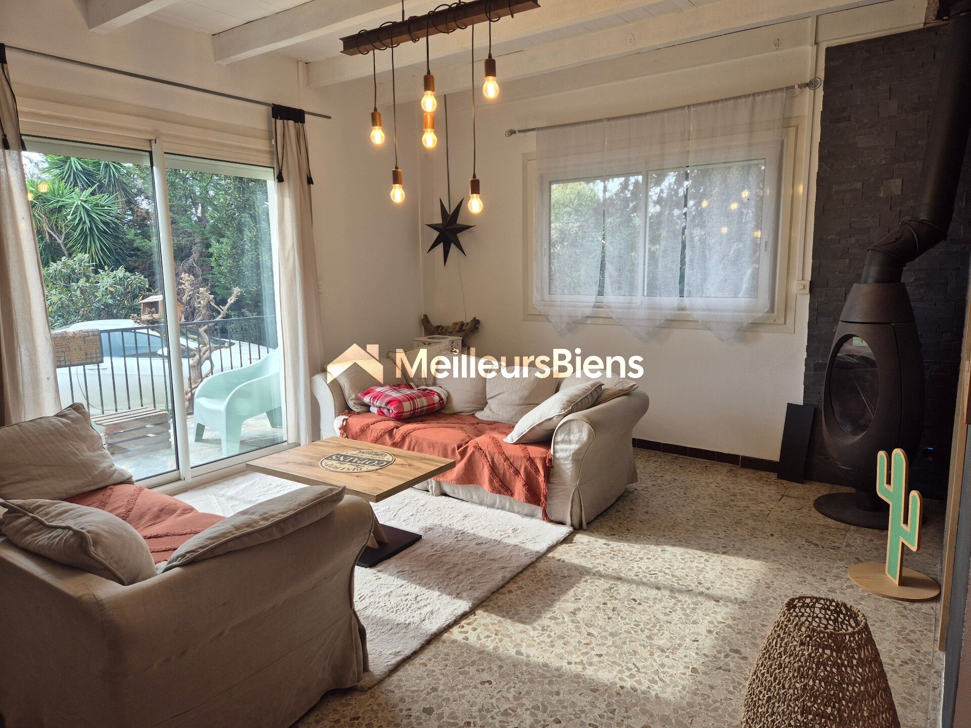 Très belle maison de 118m2 avec dépendance à rénover et abri de jardin sise sur un terrain arboré d'environ 3000m2.